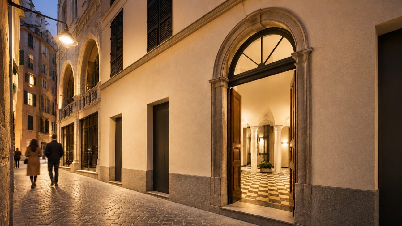 Il portale di Giustiniani 19 illuminato di sera, nel centro storico di Genova